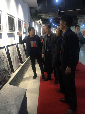 商丘师范学院美术学院:商丘首届“中环杯”大学生书画作品展开幕式