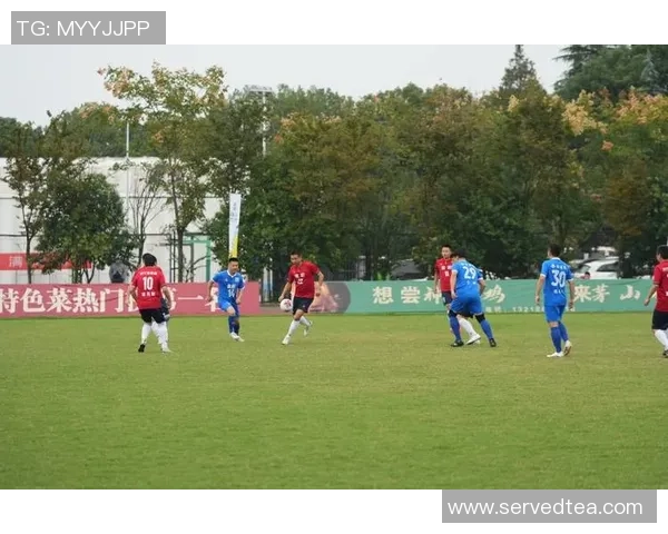 球星化装踢足球趣味比赛引爆全场观众热情欢笑不断